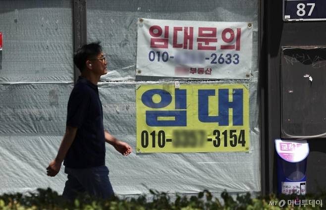 [서울=뉴시스] 김근수 기자 = 11일 서울 시내의 한 폐업 식당 앞에 임대 안내문이 붙어 있다.  경기가 악화되고 소비가 줄면서 내수와 밀접한 업종인 숙박 및 음식점업 취업자 수는 1년 전보다 6만 7000명 줄며 15개월 만에 감소로 전환했다. 감소폭은 코로나19가 한창 유행하던 2021년 11월(-8만 6000명) 이후 최대폭으로 줄었다. 2025.06.11./사진=김근수