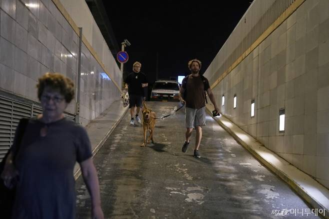 [텔아비브=AP/뉴시스] 17일(현지 시간) 이스라엘 텔아비브에서 이란의 미사일 공습경보가 울리자 주민들이 주차장으로 대피하고 있다. 2025.06.17. /사진=민경찬