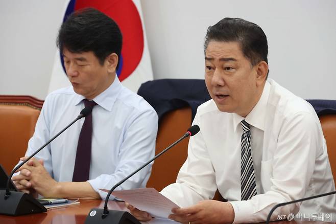 [서울=뉴시스] 조성봉 기자 = 김병기 더불어민주당 당대표 직무대행 겸 원내대표가 17일 오전 서울 여의도 국회에서 열린 원내대책회의에서 발언을 하고 있다. 2025.06.17. suncho21@newsis.com /사진=조성봉