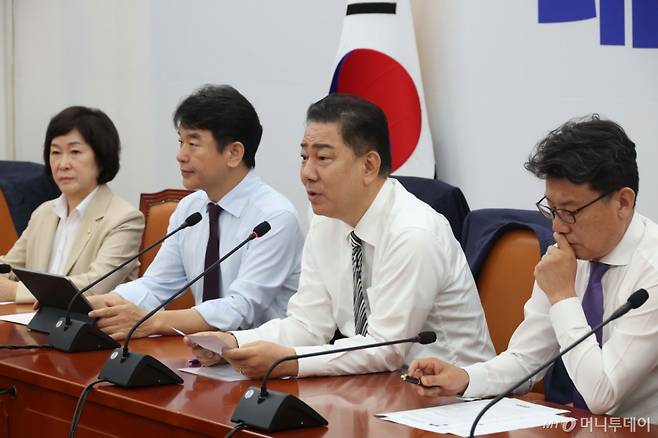 [서울=뉴시스] 조성봉 기자 = 김병기 더불어민주당 당대표 직무대행 겸 원내대표가 17일 오전 서울 여의도 국회에서 열린 원내대책회의에서 발언을 하고 있다. 2025.06.17. suncho21@newsis.com /사진=조성봉