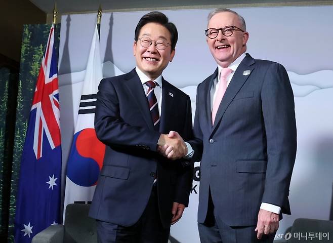 [캘거리=뉴시스] 최진석 기자 = 주요 7개국(G7) 정상회의 참석차 캐나다를 방문한 이재명 대통령이 16일(현지 시간) 캘거리 한 호텔에서 앤서니 앨버니지 호주 총리와 한-호주 정상회담에 앞서 악수하고 있다. 2025.06.17. myjs@newsis.com /사진=최진석