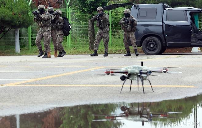 16일 경기도 광명시 노온정수장에서 열린 대테러대응훈련(화랑훈련) 연계 국가중요시설 방호훈련에서 육군 제51보병사단 승리대대 장병들이 드론 공격을 제압하는 훈련을 하고 있다./사진=뉴스1
