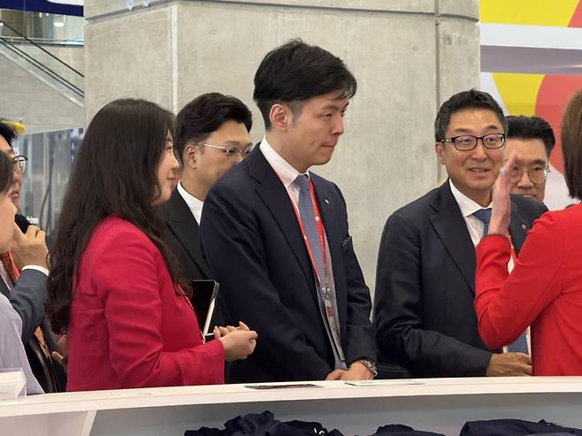 신유열 롯데바이오로직스 글로벌전략실장이 지난 16일(현지시간) 바이오 USA 행사장에 마련된 SK팜테코 부스를 찾아 관계자와 담소를 나누고 있다./사진=김선아 기자