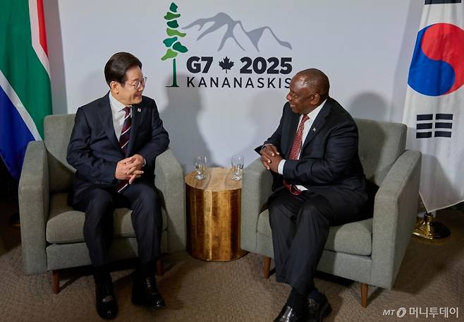 [캘거리=뉴시스] 최진석 기자 = 주요 7개국(G7) 정상회의 참석차 캐나다를 방문한 이재명 대통령이 16일(현지 시간) 캘거리 한 호텔에서 시릴 라마포사 남아공 대통령과 한-남아공 정상회담을 하고 있다. (공동취재) 2025.06.17. myjs@newsis.com /사진=
