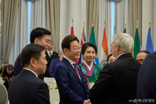 [캘거리=뉴시스] 최진석 기자 = 이재명 대통령과 부인 김혜경 여사가 16일(현지 시간) 캘거리 한 호텔에서 열린 다니엘 스미스 앨버타주 수상 주재 G7 초청국 리셉션에 참석하고 있다. (공동취재) 2025.06.17. myjs@newsis.com /사진=