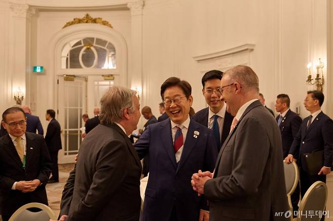 [캘거리=뉴시스] 최진석 기자 = 이재명 대통령이 16일(현지 시간) 캘거리 한 호텔에서 열린 다니엘 스미스 앨버타주 수상 주재 G7 초청국 리셉션에 참석하고 있다. (공동취재) 2025.06.17. myjs@newsis.com /사진=