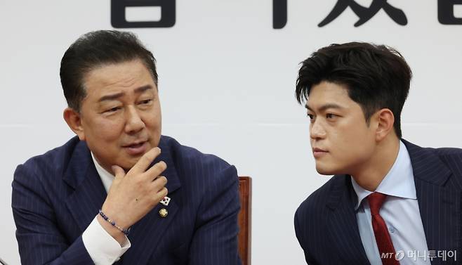 [서울=뉴시스] 고승민 기자 = 김병기 더불어민주당 원내대표와 김용태 국민의힘 비상대책위원장이 17일 서울 여의도 국회에서 만나 대화하고 있다. 2025.06.17. kkssmm99@newsis.com /사진=고승민