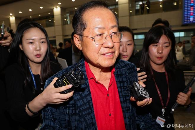 국민의힘 대선 후보 경선에서 탈락한 뒤 정계 은퇴를 선언하고 하와이에 체류했던 홍준표 전 대구시장이 17일 인천 중구 인천국제공항 제1터미널을 통해 귀국한 뒤 이동하고 있다. 2025.06.17. /사진=뉴시스 /사진=권창회