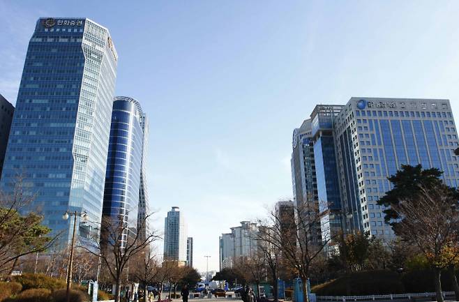 올해도 기업공개(IPO) 시장에서 증권사들이 투자자 보호에 뒷전이라는 지적이 이어진다. 사진은 여의도 증권가./사진=머니S