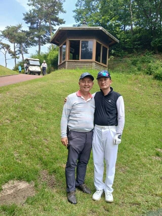 필자가 김재환(오른쪽) 후배와 함께 운동하며 포즈를 취했다. 푸근한 성품의 그를 만나면 언제나 내 입가에 미소가 감돈다.