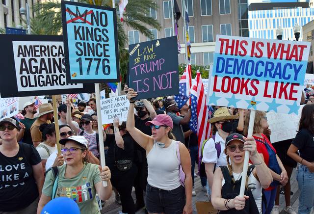 14일 미국 플로리다 주 올랜도에서 시민들이 도널드 트럼프 대통령에 반대하는 팻말을 들고 반정부 집회를 하고 있다. UPI 연합뉴스