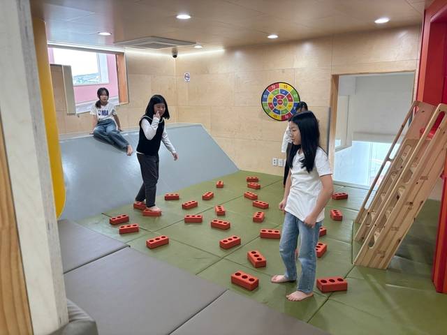 놀이터 내부 놀인공간에서 어린이가 놀고 있다.종로구청 제공