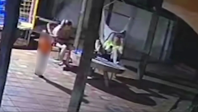 어머니를 향해 총구 겨눈 2살 아기가 CCTV에 포착됐다. CNN 브라질 캡처