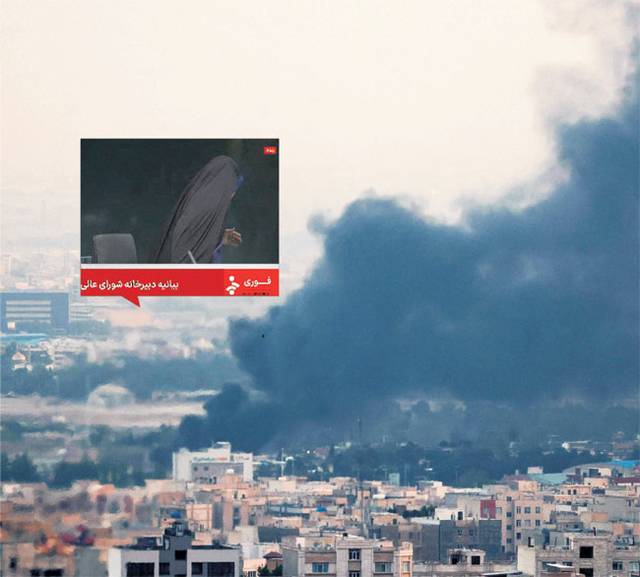 폭격에 생방송 중 피신　  : 16일 이스라엘의 공습을 받은 이란 테헤란 남서부 지역에서 검은 연기가 피어오르고 있다. 작은 사진은 이스라엘 공습으로 이란 국영 방송사 IRIB의 스튜디오 천장 일부가 무너지자 생중계하던 앵커가 급히 대피하는 모습.   AFP 연합뉴스