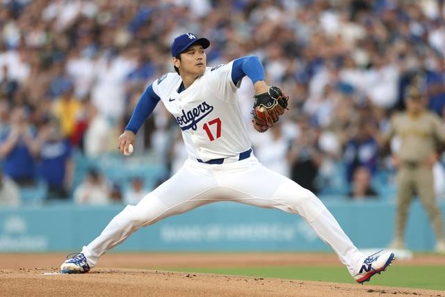 22개월만의 복귀투  : MLB LA 다저스의 일본인 투수 오타니 쇼헤이가 17일 오전(한국시간) 미국 캘리포니아주 로스앤젤레스의 다저스타디움에서 열린 샌디에이고 파드리스와 홈 경기에 선발 등판해 투구하고 있다.  AFP 연합뉴스
