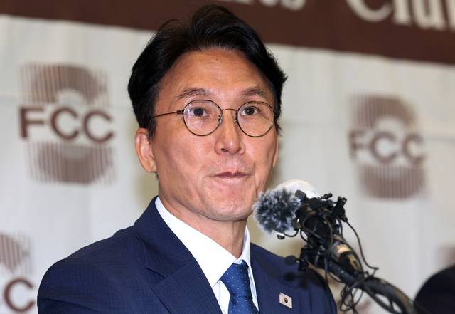 김민석 국무총리 후보자가 17일 서울 중구 한국프레스센터에서 열린 외신기자 간담회에 참석해 질문을 듣고 있다. 공동취재단