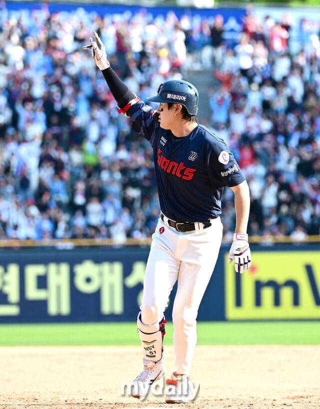 2025년 4월 26일 오후 서울 잠실구장에 진행된 '2025 신한 SOL뱅크 KBO 리그' 롯데 자이언츠와 두산 베어스의 경기. 롯데 나승엽이 8회초 무사 3루서 1타점 역전 적시타를 친 뒤 기뻐하고 있다./마이데일리