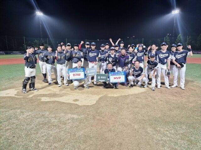 조마조마(왼쪽)와 공놀이야 선수들이 경기 후 '파이팅'을 외치고 있다. 공놀이야가 7-6 승리./한스타미디어