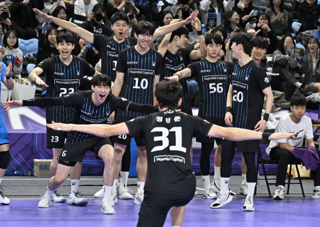 세리머니를 펼치는 정태준(31번)과 그를 지켜보는 김진영(10번)./KOVO