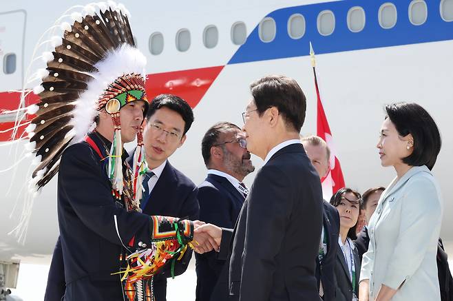 51차 주요 7개국(G7) 정상회의 참석하는 이재명 대통령이 16일(현지시간) 캐나다 앨버타주 캘거리국제공항에 도착해 캘거리 인근 캐나다 원주민 공동체 대표자와 인사하고 있다. [연합]