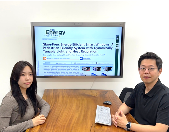 이번 연구를 수행한 조회정(왼쪽) 서울시립대 화학공학과 석사과정생과  문홍철 KAIST 교수.[KAIST 제공]