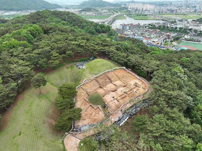 공주 무령왕릉과 왕릉원 전경. [국립부여문화유산연구소]