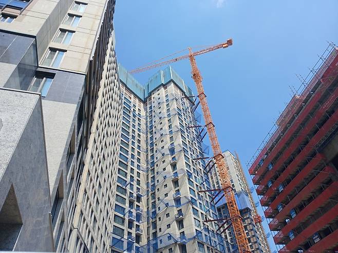 서울 송파구 신천동에서 한 신축 아파트가 지어지고 있다.김희량 기자