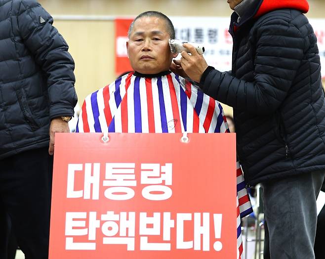 18일 울산시의회 대회의실에서 문석주 울산시의원이 윤석열 대통령 탄핵에 반대하는 삭발식을 하고 있다. 2025.03.18. [연합]