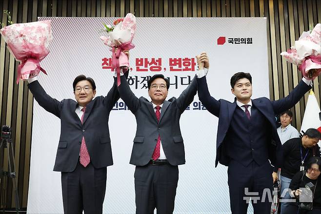 [서울=뉴시스] 고승민 기자 = 송언석 국민의힘 신임 원내대표가 16일 오후 서울 여의도 국회에서 열린 2025 국민의힘 원내대표 선출 의원총회에서 권성동 전 원내대표, 김용태 비상대책위원장과 손을 들어올리고 있다. (공동취재) 2025.06.16. photo@newsis.com