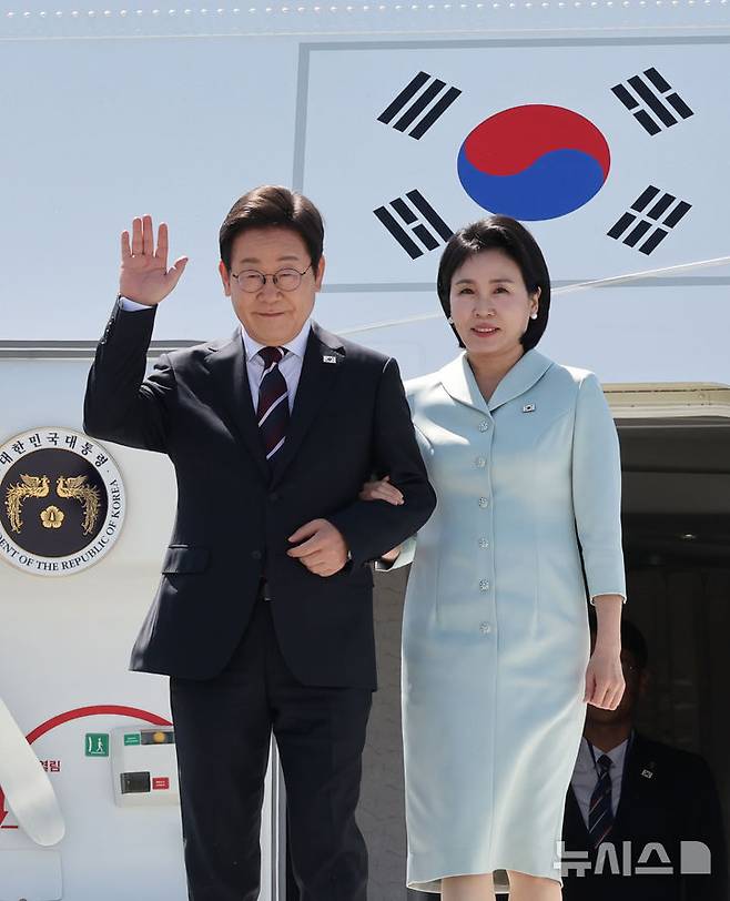 [캘거리=뉴시스] 최진석 기자 = 주요 7개국(G7) 정상회의에 참석하는 이재명 대통령이 16일(현지 시간) 캐나다 앨버타주 캘거리국제공항에 도착해 김혜경 여사와 공군 1호기에서 내리며 인사를 하고 있다. 2025.06.17. myjs@newsis.com