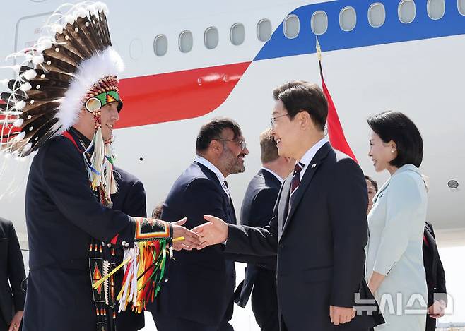 [캘거리=뉴시스] 최진석 기자 = 주요 7개국(G7) 정상회의에 참석하는 이재명 대통령이 16일(현지 시간) 캐나다 앨버타주 캘거리국제공항에 도착해 캘거리 인근 캐나다 원주민 공동체 대표자와 인사하고 있다. 2025.06.17. myjs@newsis.com
