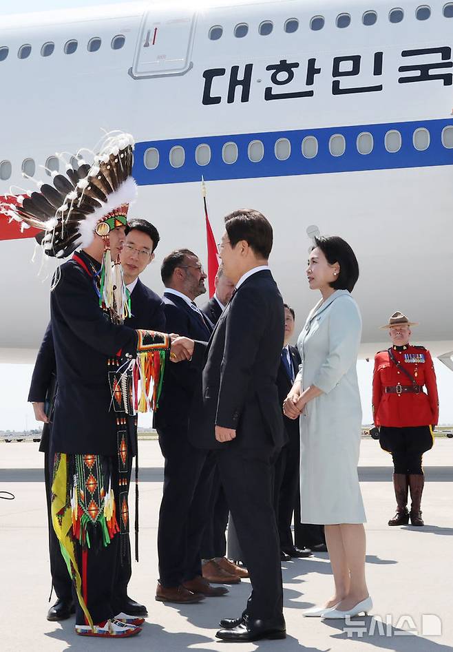 [캘거리=뉴시스] 최진석 기자 = 주요 7개국(G7) 정상회의에 참석하는 이재명 대통령이 16일(현지 시간) 캐나다 앨버타주 캘거리국제공항에 도착해 캘거리 인근 캐나다 원주민 공동체 대표자와 인사하고 있다. 2025.06.17. myjs@newsis.com