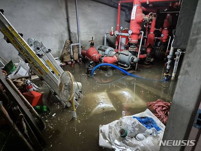 [의정부=뉴시스] 양효원기자=지난해 7월 23일 새벽 의정부시 금오동 한 상가건물 지하가 폭우로 침수된 모습. (사진=경기도소방재난본부 제공. 사진은 기사와 직접 관련이 없습니다.) 2024.7.23. hyo@newsis.com *재판매 및 DB 금지