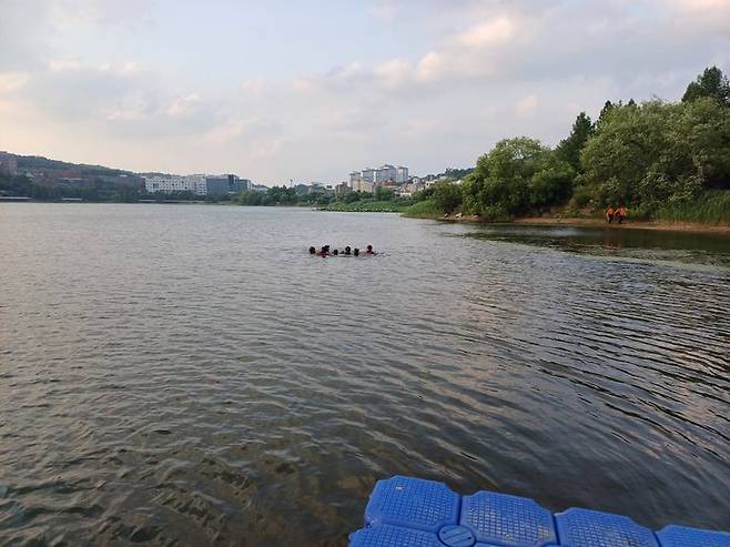 [천안=뉴시스] 지난 16일 오후 6시20분께 천안시 동남구 안서동 단국대학교 앞 천호지에서 호수에 사람이 빠졌다는 신고를 받고 출동한 구조대가 호수를 수색하고 있다. (사진=천안동남소방서 제공) 2025.06.17. photo@newsis.com *재판매 및 DB 금지