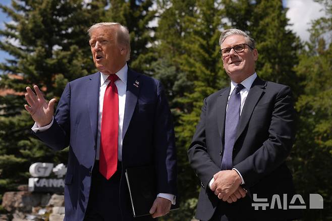 [카나나스키스=AP/뉴시스]도널드 트럼프 미국 대통령과 키어 스타머 영국 총리가 16일(현지 시간) 캐나다 카나나스키스에서 열린 주요 7개국(G7) 정상회의를 계기로 회담하고 있다. 2025.06.17.