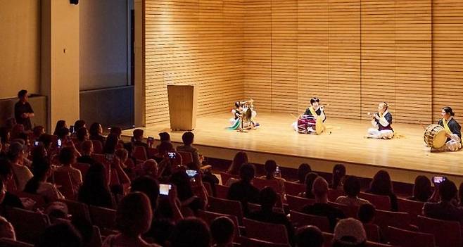 리움미술관 다문화가정 초청 관람 행사에서 참석자들이 전통공연예술 단체 ‘잇프피’의 사물놀이 공연을 감상하고 있다. *재판매 및 DB 금지