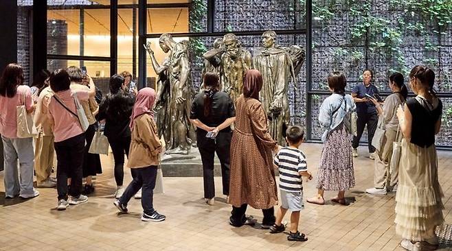 리움미술관 다문화가정 초청 관람 행사에서 참석자들이 '현대미술 소장품전' 전시를 감상하고 있다. *재판매 및 DB 금지