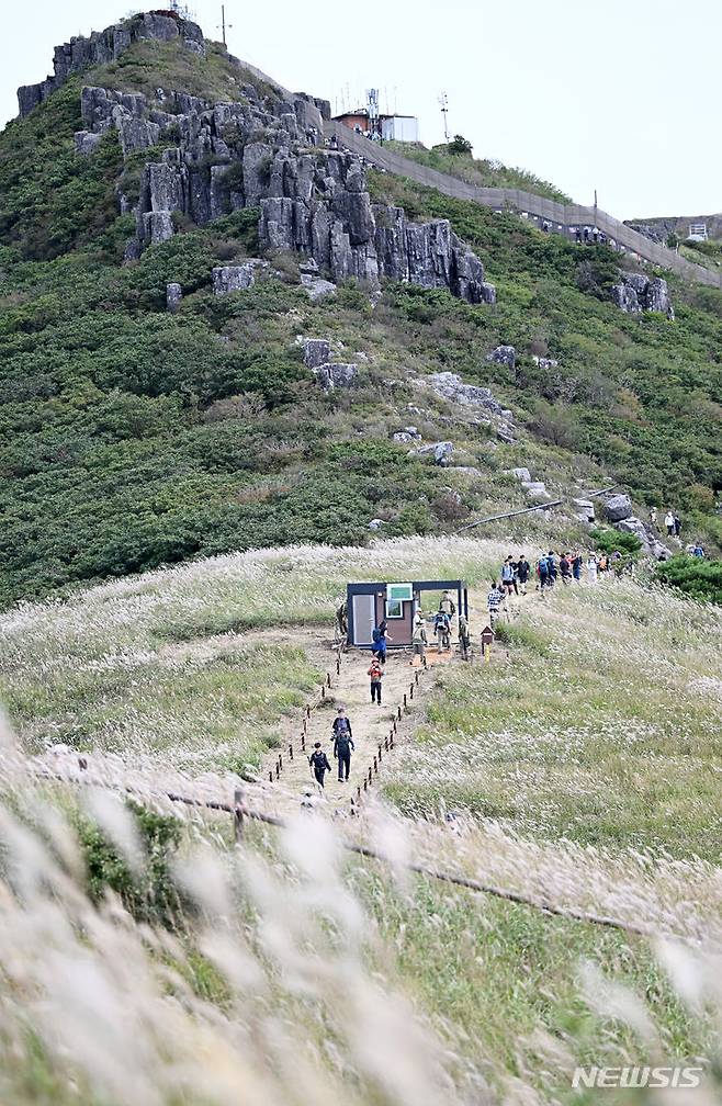 [광주=뉴시스] 김혜인 기자 = 무등산 정상부 상시개방 첫날인 23일 오전 광주 무등산국립공원 서석대에서 시민들이 인왕봉 전망대로 향하고 있다. 천왕봉, 지왕봉, 인왕봉이 위치한 무등산 정상부는 1966년 군부대 주둔으로 출입이 통제됐다가 이날부터 상시개방을 시작했다. 2023.09.23. hyein0342@newsis.com