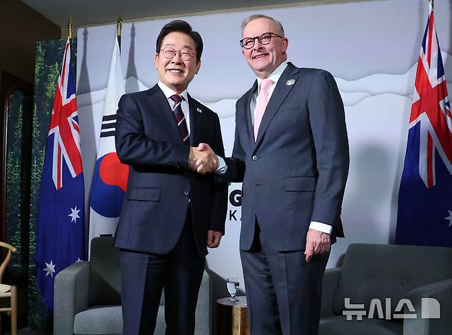 [캘거리=뉴시스] 최진석 기자 = 주요 7개국(G7) 정상회의 참석차 캐나다를 방문한 이재명 대통령이 16일(현지 시간) 캘거리 한 호텔에서 열린 한-호주 정상회담에 앞서 앤서니 앨버니지 호주 총리와 악수하고 있다. 2025.06.17. myjs@newsis.com