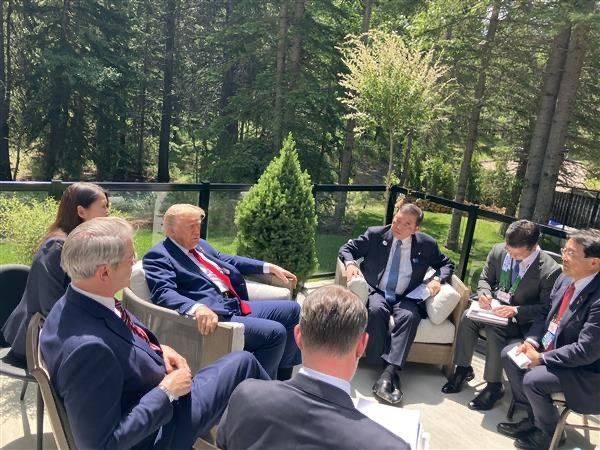 [서울=뉴시스]주요 7개국(G7) 정상회의 참석을 위해 캐나다를 방문 중인 도널드 트럼프 미국 대통령과 이시바 시게루(石破茂) 일본 총리가 16일(현지 시간) 약 30분 간 회담했다. 사진은 이시바 총리 엑스(X·구 트위터) 갈무리. 트럼프가 이란의 핵심 핵능력 파괴를 위해 벙커버스터 폭탄을 사용할 지를 두고 고민하고 있다. <사진캡처=이시바 총리 엑스(@shigeruishiba)> 2025.06.17. *DB 및 재판매 금지.