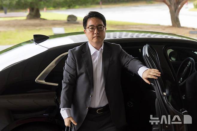 [서울=뉴시스] 김선웅 기자 = 심우정 검찰총장이 17일 서울 서초구 대검찰청으로 출근하고 있다. 심 총장은 지난해 10월 김주현 당시 대통령실 민정수석과 도·감청 방지 휴대전화인 비화폰으로 두 차례 통화한 사실이 확인됐다. 2025.06.17. mangusta@newsis.com