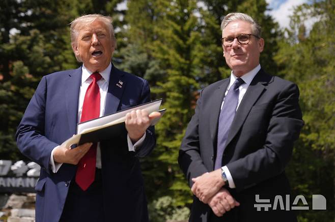 [카나나스키스=AP/뉴시스] 도널드 트럼프(왼쪽) 미국 대통령이 16일(현지 시간) 캐나다 캐내내스키스에서 주요 7개국(G7) 정상회의를 계기로 키어 스타머 영국 총리와 회담 후 기자회견을 하고 있다. 2025.06.17.