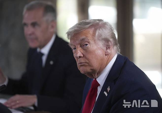 <font style="vertical-align: inherit;"><font style="vertical-align: inherit;">[카나나스키스=AP/뉴시스] 도널드 트럼프 미국 대통령이 16일(현지 시간) 캐나다 카나나스키스에서 열린 주요 7개국(G7) 정상회의 실무 세션에 참석해 있다. 2025.06.17.</font></font>