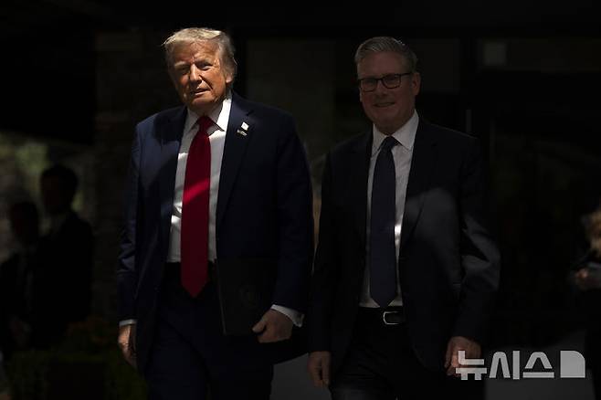 [카나나스키스=AP/뉴시스] 도널드 트럼프(왼쪽) 미국 대통령이 16일(현지 시간) 캐나다 카나나스키스에서 주요 7개국(G7) 정상회의를 계기로 키어 스타머 영국 총리와 회담 후 기자회견장으로 향하고 있다. 2025.06.17.