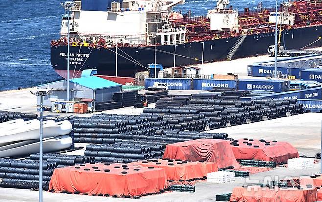 [평택=뉴시스] 김종택 기자 = 지난 4일 경기 평택시 포승읍 평택항 수출 야적장에 철강 제품이 쌓여있는 모습. 2025.06.04. jtk@newsis.com