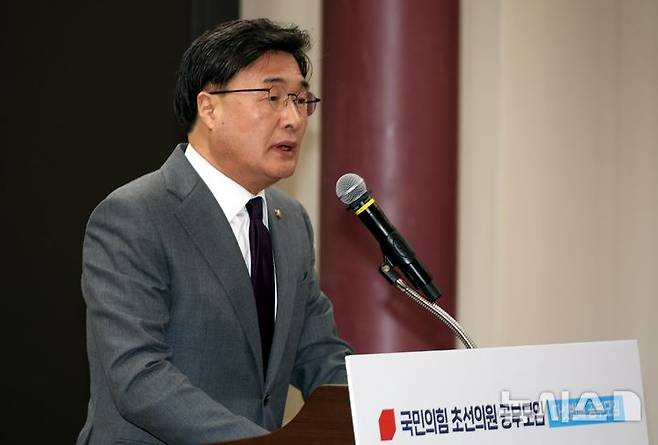 [서울=뉴시스] 조성봉 기자 = 김대식 국민의힘 초선의원 공부모임 대표가 23일 오전 서울 여의도 국회에서 열린 '초선의원 공부모임, 헌법 제111조 논쟁 헌재 탄핵심판 절차의 쟁점' 에서 인사말을 하고 있다.  2024.12.23. suncho21@newsis.com
