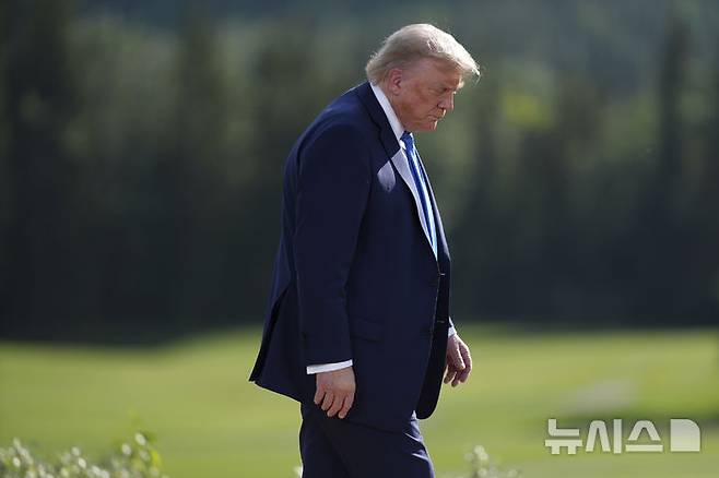 <font style="vertical-align: inherit;"><font style="vertical-align: inherit;">[카나나스키스=AP/뉴시스] 도널드 트럼프 미국 대통령이 16일(현지 시간) 캐나다 캐내내스키스에서 열린 주요 7개국(G7) 정상회의에서 참가국 정상들과 기념촬영 한 뒤 이동하고 있다. 2025.06.17.</font></font>