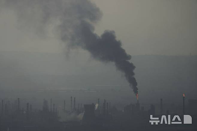 [하이파=AP/뉴시스] 16일(현지 시간) 이란의 미사일 공격을 받은 이스라엘 북부 하이파의 한 정유시설에서 연기가 피어오르고 있다. 이스라엘 최대 정유회사인 바잔은 하이파 항구에 있는 이 회사의 모든 정유 시설이 이란의 미사일 공격으로 완전히 파괴돼 문을 닫았다고 밝혔다. 2025.06.17.