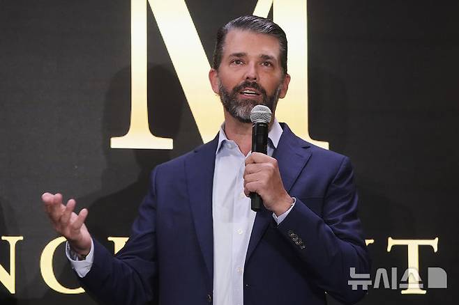 [뉴욕=AP/뉴시스] 16일(현지 시간) CNN, 파이낸셜타임스 등 외신에 따르면 트럼프의 아들들이 운영하는 트럼프 그룹은 8월 출시 예정인 499달러짜리 금색 스마트폰 'T1'을 공개했다. 사진은 도널드 트럼프 주니어가 16일(현지 시간) 뉴욕 트럼프 타워에서 열린 트럼프 모바일 발표 행사에 참석한 모습.