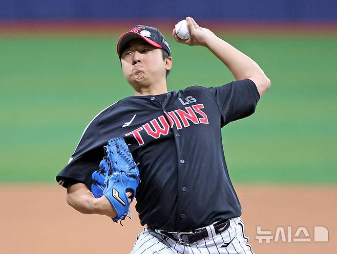 [서울=뉴시스] 김금보 기자 = 8일 서울 구로구 고척스카이돔에서 열린 프로야구 2025 KBO리그 LG 트윈스와 키움 히어로즈의 경기, 1회말 LG 송승기가 역투하고 있다. 2025.06.08. kgb@newsis.com